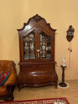 Starožitná skříň