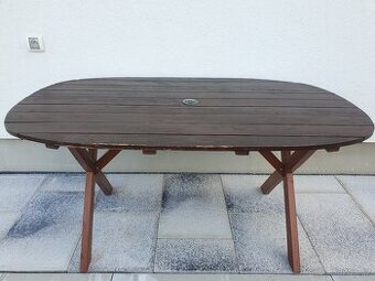 Dřevěný stůl na zahradu