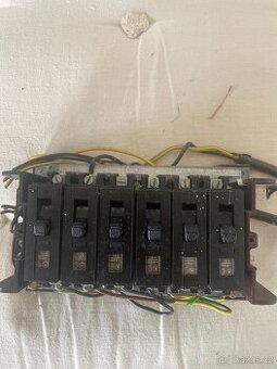 Elektrický rozvaděč s jističi