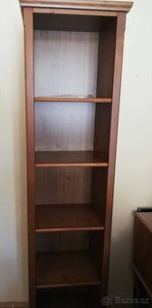 Knihovna masivní borovice