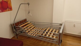 Polohovací elektrická zdravotní postel