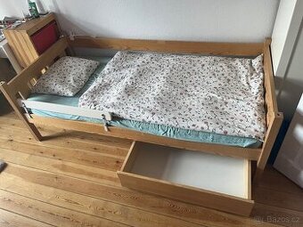 Dřevěná postel/palanda