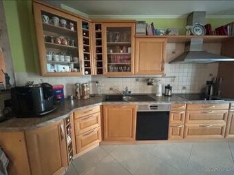 Kuchyně z masivu se spotřebiči a ostrůvkem,5606