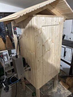 Prodám udírnu s dýmoboxem – rozměry 100 × 60 × 60 cm