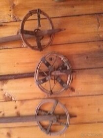 Starožitné lyžařské hole a lyže