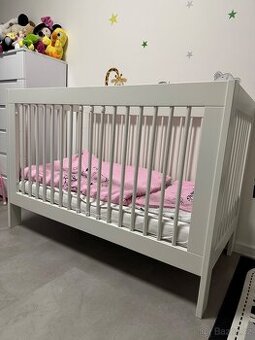 Dětská postýlka, matrace, 2x nepromokavé prostěradlo