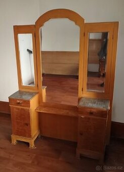 Starožitný toaletní stolek.
