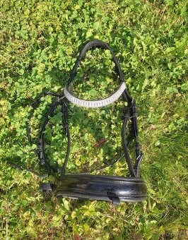 Černá lakovaná uzdečka s 5ti řadou kamínkovou čelenkou