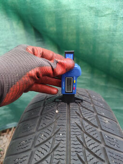 Prodám 2x Celoroční pneumatika Goodyear 215/60 R16