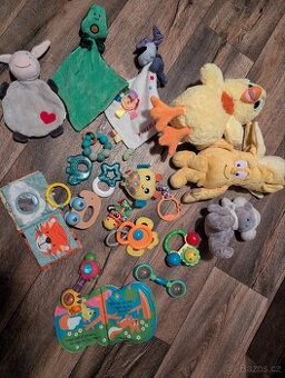 Balík hraček pro miminko – plyšáci, kousátka, knížky