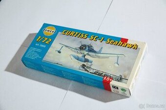 spousta modelů letadel v měřítku 1/72