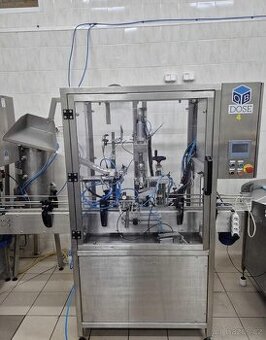 Plnicí linka s automatickým uzavíráním. Hmotnostní průtokomě
