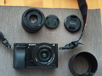 Sony a6000 + 16-50 OSS + redukce Canon EF + nabíječka