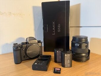 Panasonic S5iix s objektivem a příslušenstvím