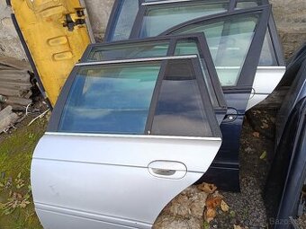 BMW E39 - dveře boční různých barev bez koroze