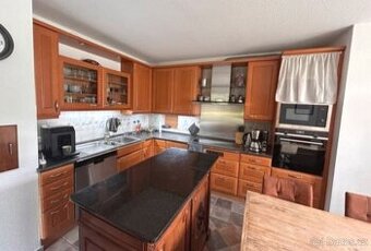 Kuchyně z masivu s ostrůvkem a spotřebiči,5582