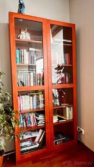 Prodám knihovnu zhotouvenou na miru v dekoru třešně