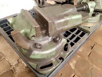 Strojni sverak typ 200 otocny sklopny