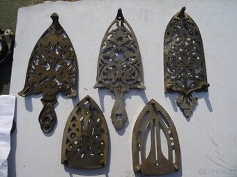 Staré podložky pod žehličky .