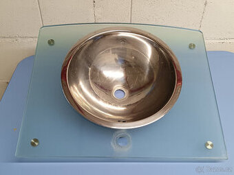Skleněná deska s kovovým umyvadlem - úchyt na konzole