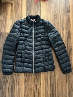 Černá lehká péřová prošívaná přechodová bunda Tommy Hilfiger