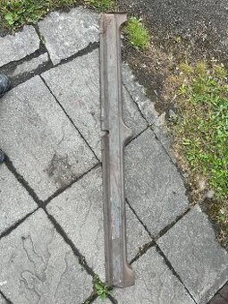 Pravý práh na Škoda 100