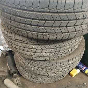 Pneu 215/65r16 120h