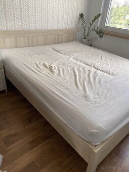 Postel z masivu Laura 210×180 cm + matrace
