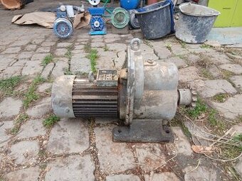 ELEKTROMOTOR S PŘEVODOVKOU