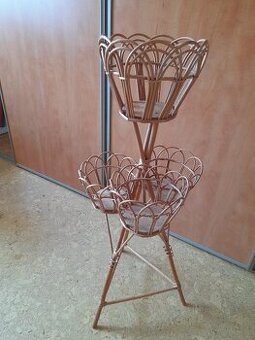 proutěný stojan na květiny