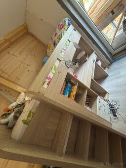 Dětská postel se stolem a skříní