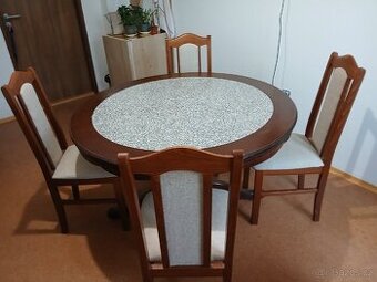 Prodám dobrý dřevěný stůl.