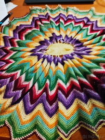 dečka ,pohovka, háčkovaný ubrus, dečky,přehoz na pohovku