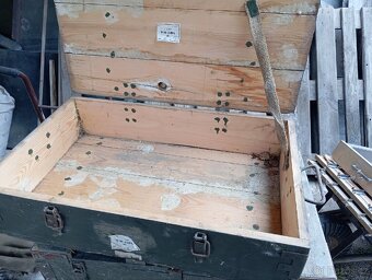 Vojenská dřevěná bedna.