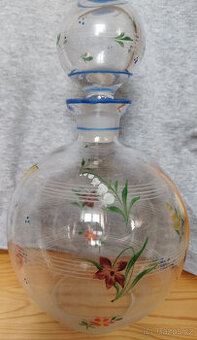 Skleněná stará karafa s květy