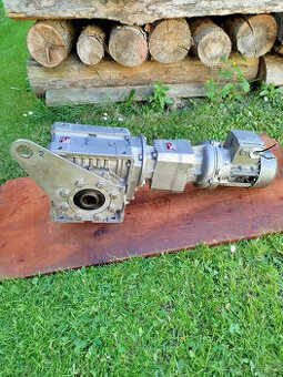 elektromotor s dvojitou převodovkou