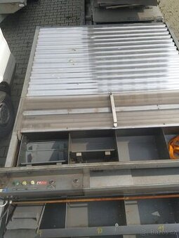 Karuselovy kovový regáll