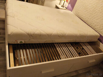 Prodám rám postele s roštem (180x200), Bez matrace