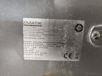 Prodám profesionální hnětač těsta.