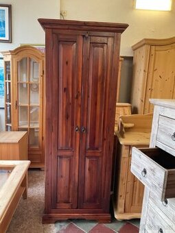 Malá šatní skříň akácie Masiv