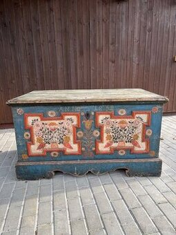Dřevěná malovaná truhla