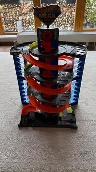 Hot Wheels Mega Garage + myčka Chuggington zdarma