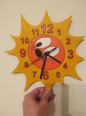 Dřevěná dekorace do dětského pokoje - Hodiny Sluníčko