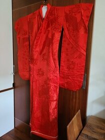 Červené hedvábné svatební kimono učikake