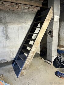 Dřevěné schodiště k renovaci