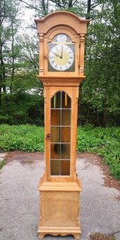 Masivní podlahové mechanické hodiny