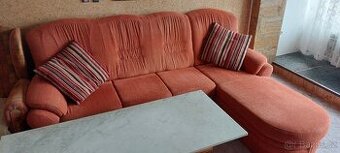 Staré skříně +skříňka se zrcadlem a 2 ks nočních stolků