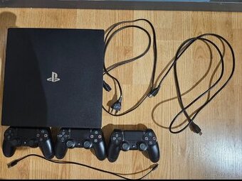 Prodám PS4 Pro (1TB) + 25 her na discích + 3 ovladače – TOP
