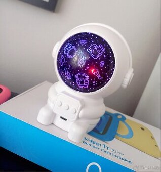 Astronaut lampicka projektor noční oblohy