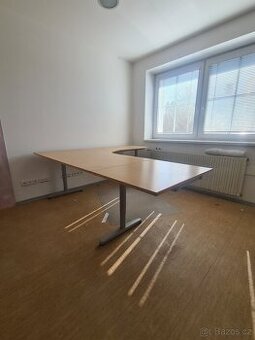 Kancelářský stůl rohový